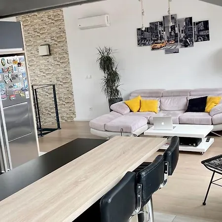Superbe Loft Climatise Avec Terrasse A 4 Km Jo